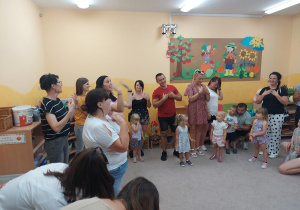 08. Zabawa dzieci z rodzicami.
