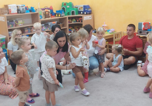 14. Odkładanie zabawek na swoje miejsce.