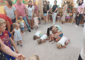 16. Zabawa Stary Niedźwiedź mocno śpi.