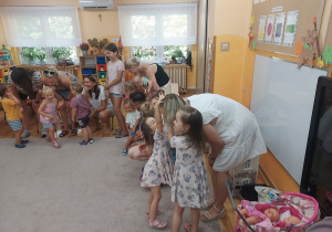 24. Dzieci przytulają się do swoich rodziców.