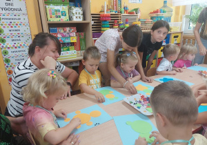 26. Dzieci sklejają Misia z papierowych kolek.