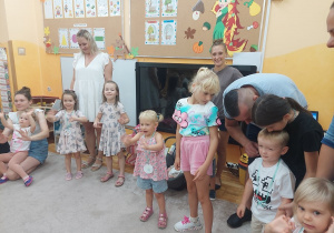 28. Zabawa muzyczno-ruchowa Misie szare.