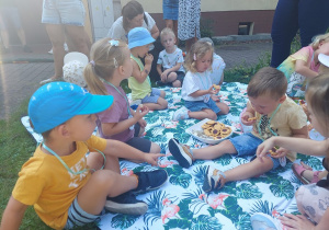 33. Piknik na świeżym powietrzu.