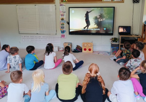 01 Dzieci oglądają film edukacyjny o zmysłach