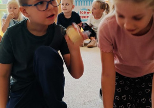 05 Dzieci grają w memory słuchowe
