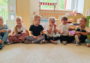 08 Dzieci wąchają zapachowe słoiczki i zgadują