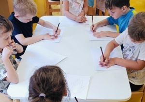 10 Dzieci przy stoliczkach wykonują prace plastyczne