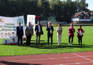 04 Organizatorzy biegu przemawiają na stadionie
