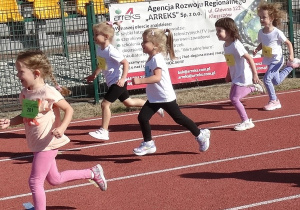 12 Dziewczynki z czterolatków biegną po bieżni