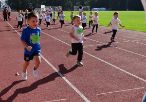 15 Chłopcy z czterolatków biegną po bieżni