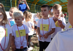 17 Chłopcy z czterolatków z medalami