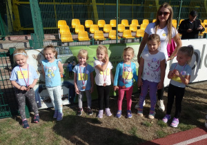 20 Dziewczynki z pięciolatków pozują z medalami