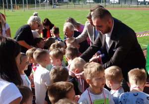 23 Chłopcy z pięciolatków odbierają medale