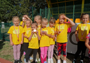 27 Dziewczynki z sześciolatków prezentują medale