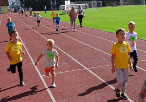 29 Chłopcy z sześciolatków biegną po bieżni