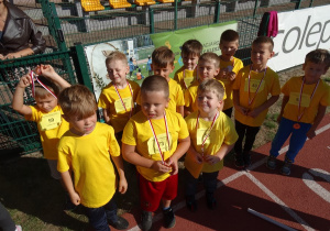 30 Chłopcy z sześciolatków z medalami