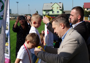 33 Chłopcy na podium odbierają medale