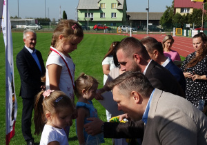 35 Dziewczynki na podium odbierają medale