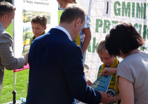 37 Chłopcy na podium odbierają medale