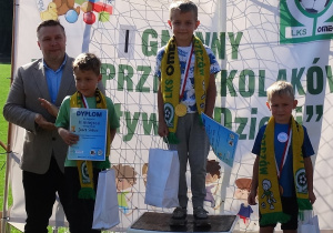 38 Chłopcy z czterolatków na podium