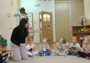 Dzieci biorą udział w konkurencji odgadywania znanych marek samochodów.