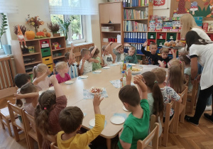 Dzieci oczekują na słodkie babeczki.