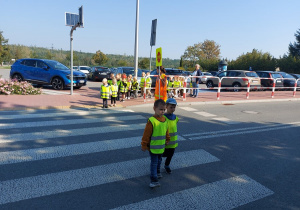 Dzieci ćwiczą przechodzenie przez jezdnię