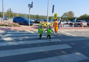 Dzieci ćwiczą przechodzenie przez jezdnię