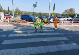 Dzieci ćwiczą przechodzenie przez jezdnię