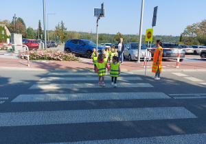 Dzieci ćwiczą przechodzenie przez jezdnię