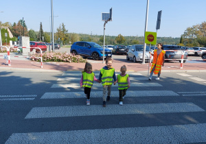 Dzieci ćwiczą przechodzenie przez jezdnię