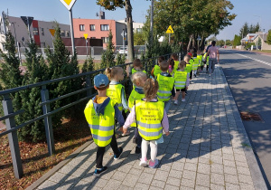 Przedszkolaki utrwalają zasady poruszania się po chodniku