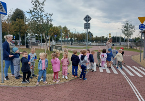 Dzieci w miasteczku ruchu drogowego utrwalają znaki drogowe