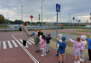 Dzieci w miasteczku ruchu drogowego utrwalają znaki drogowe