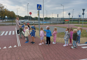 Dzieci w miasteczku ruchu drogowego utrwalają znaki drogowe