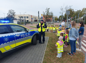 Dzieci słuchają pana policjanta