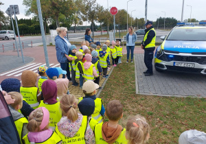 Przedszkolaki słuchają pana policjanta