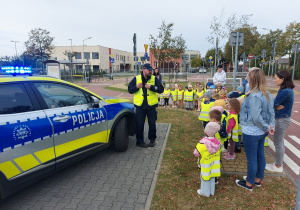 Przedszkolaki słuchają pana policjanta