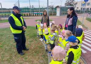 Przedszkolaki słuchają pana policjanta