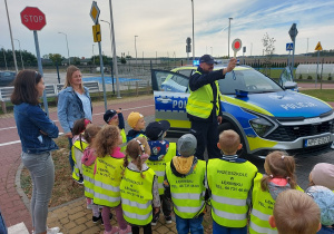 Przedszkolaki słuchają pana policjanta