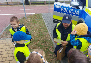 Przedszkolaki dziękują policjantowi za spotkanie