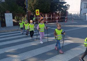 14 Przedszkolaki przechodzą po pasach