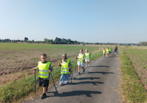 18 Dzieci idą na spacer