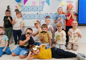 01 Chłopaki pozują do zdjęcia