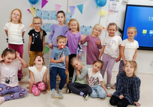 05 Chłopiec siedzi i pozuje do zdjęcia