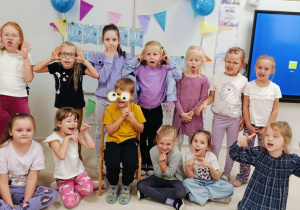 06 Dzieci świętują "Dzień chłopaka"