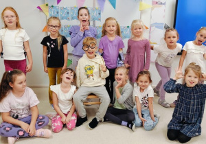08 Przedszkolaki śmieją się do zdjęcia