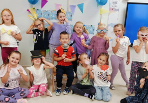 09 Dziewczynki pozują do zdjęcia z kolegą