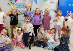11 Sześciolatki pozują do zdjęcia