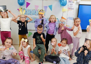 12 Dzieci pozuj do zdjęcia
